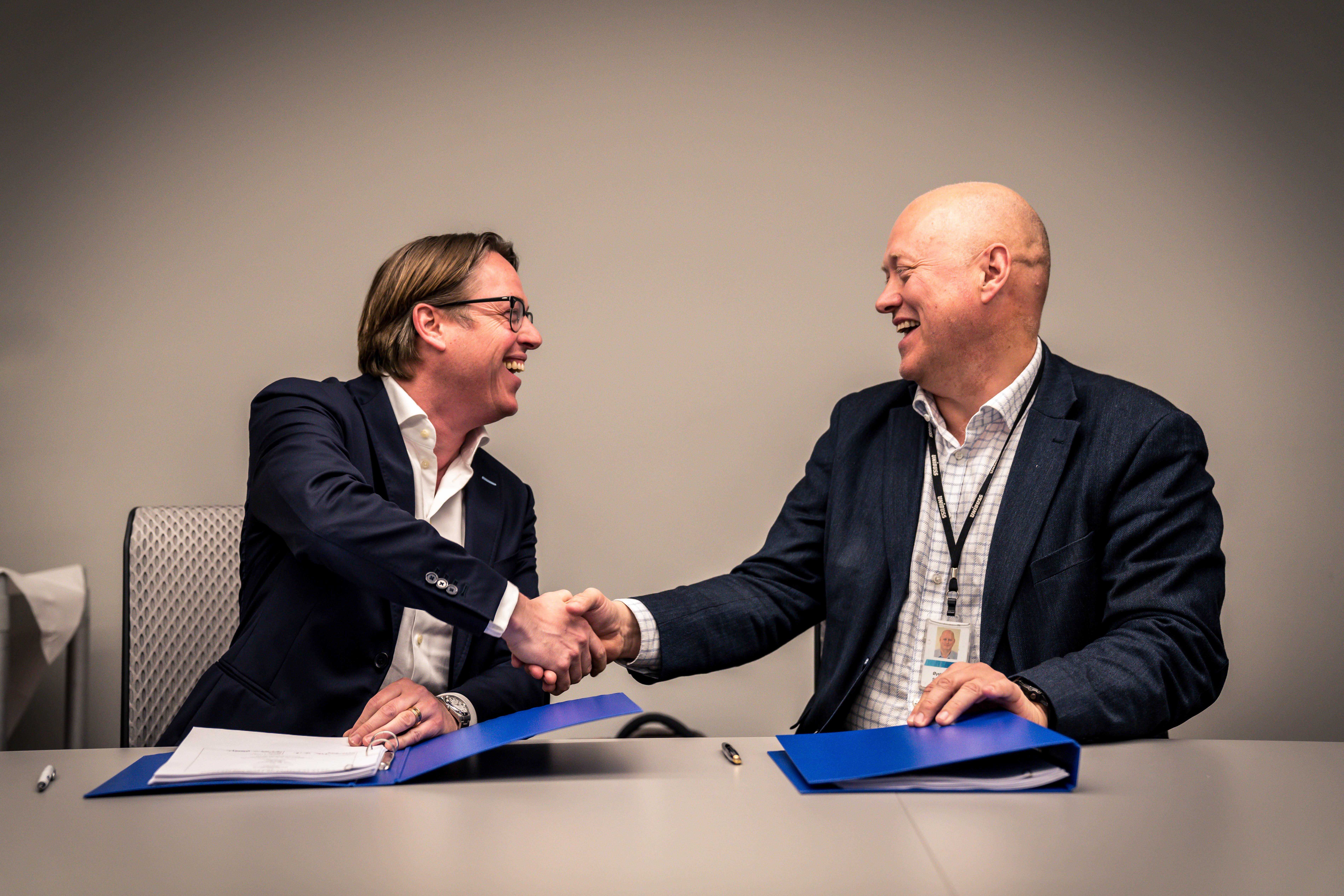Οι Marcel Jacobs, Commercial Director VDL Bus & Coach και Øystein Svendsen, CEO Unibuss