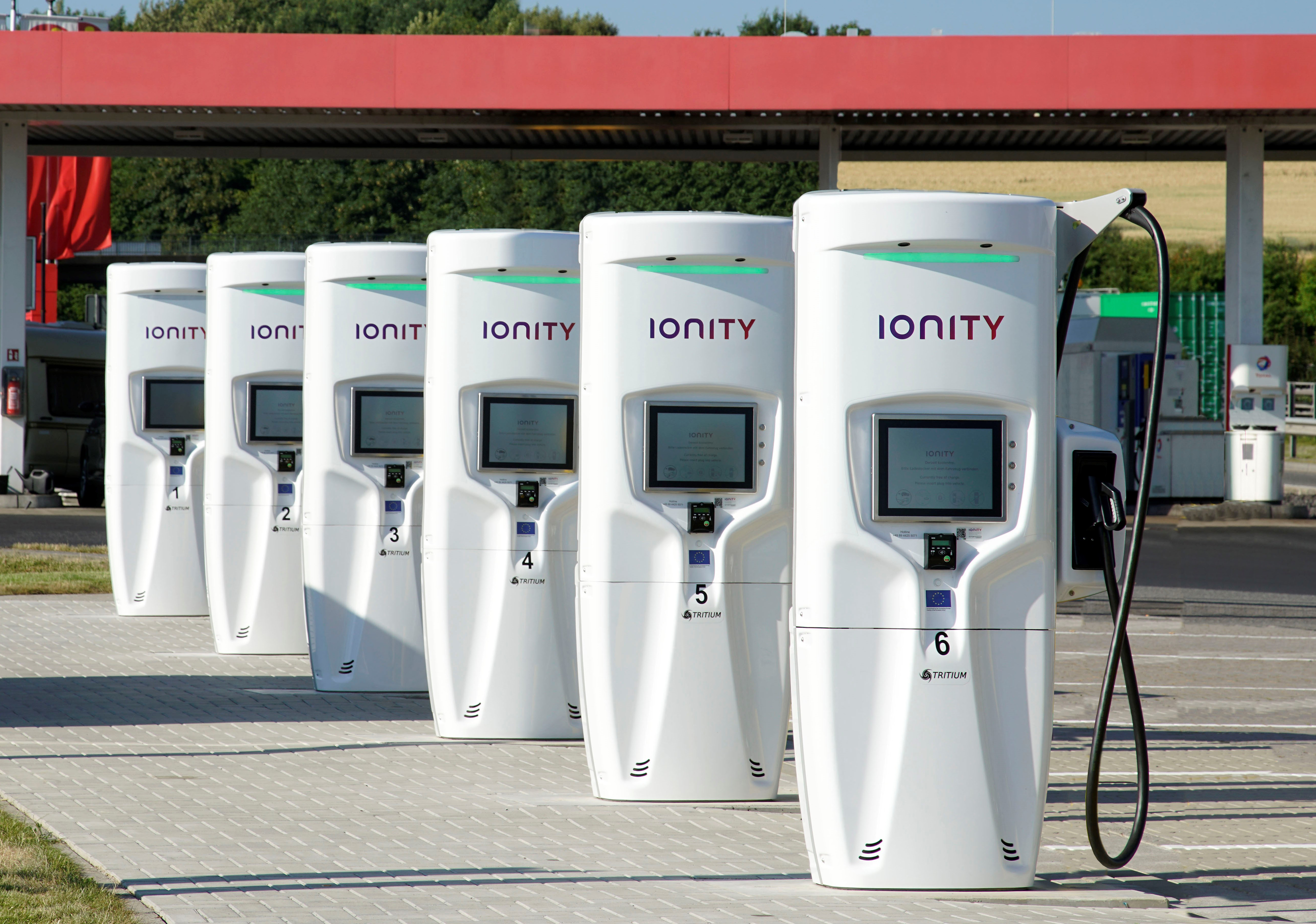  Κάθε ένας από τους φορτιστές των 350 kW της Tritium που λειτουργούν στη Γερμανία (έξι φορτιστές ανά σταθμό), είναι σε θέση να φορτίσει μερικώς τις μπαταρίες μέσα σε μόλις πέντε λεπτά.
