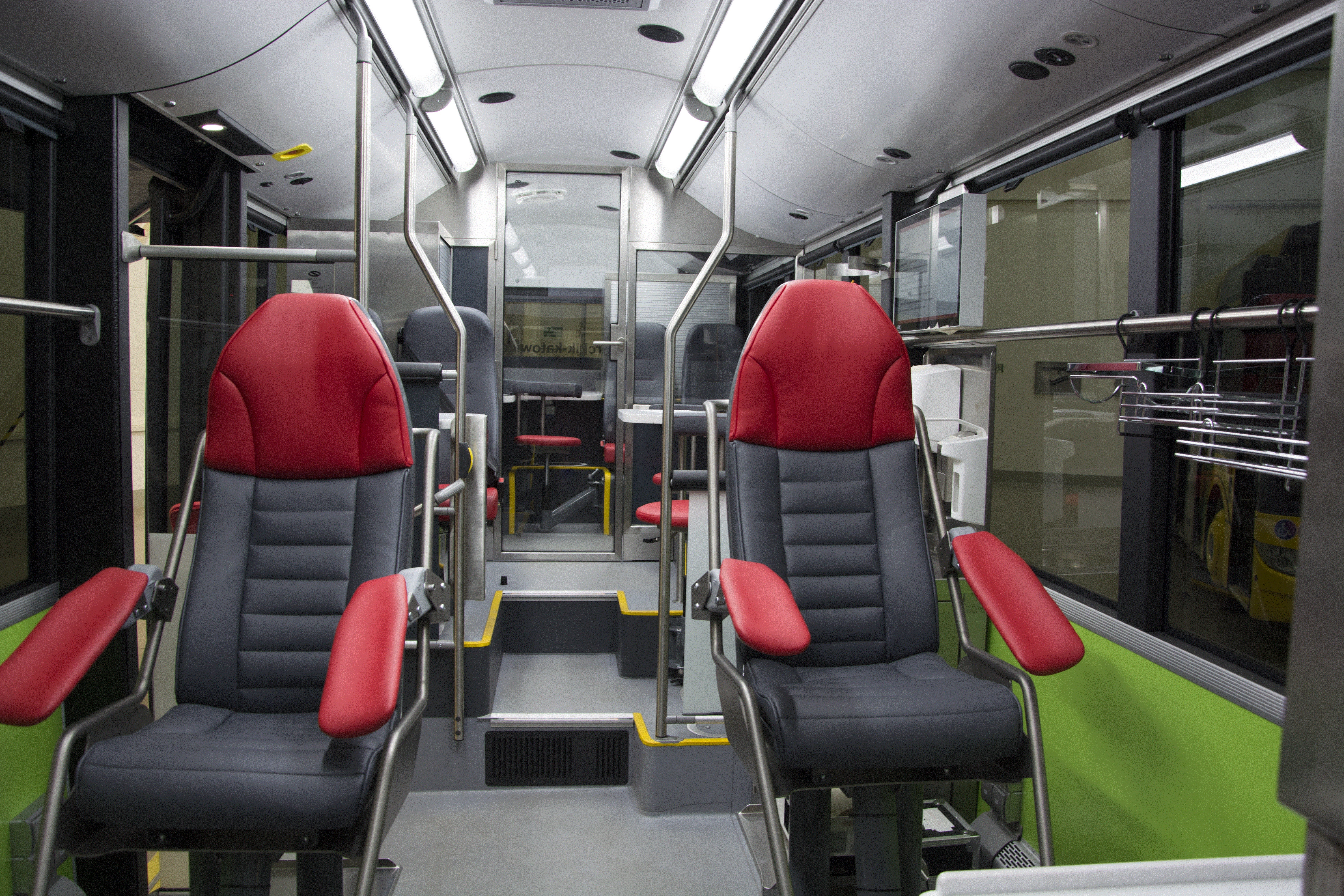 Στο εσωτερικό του Solaris Urbino 8.9 LE electric έχουν τοποθετηθεί δύο σαλόνια αιμοληψίας, ένα γραφείο για τον γιατρό, χώρος υποδοχής και περιοχή εστίασης.
