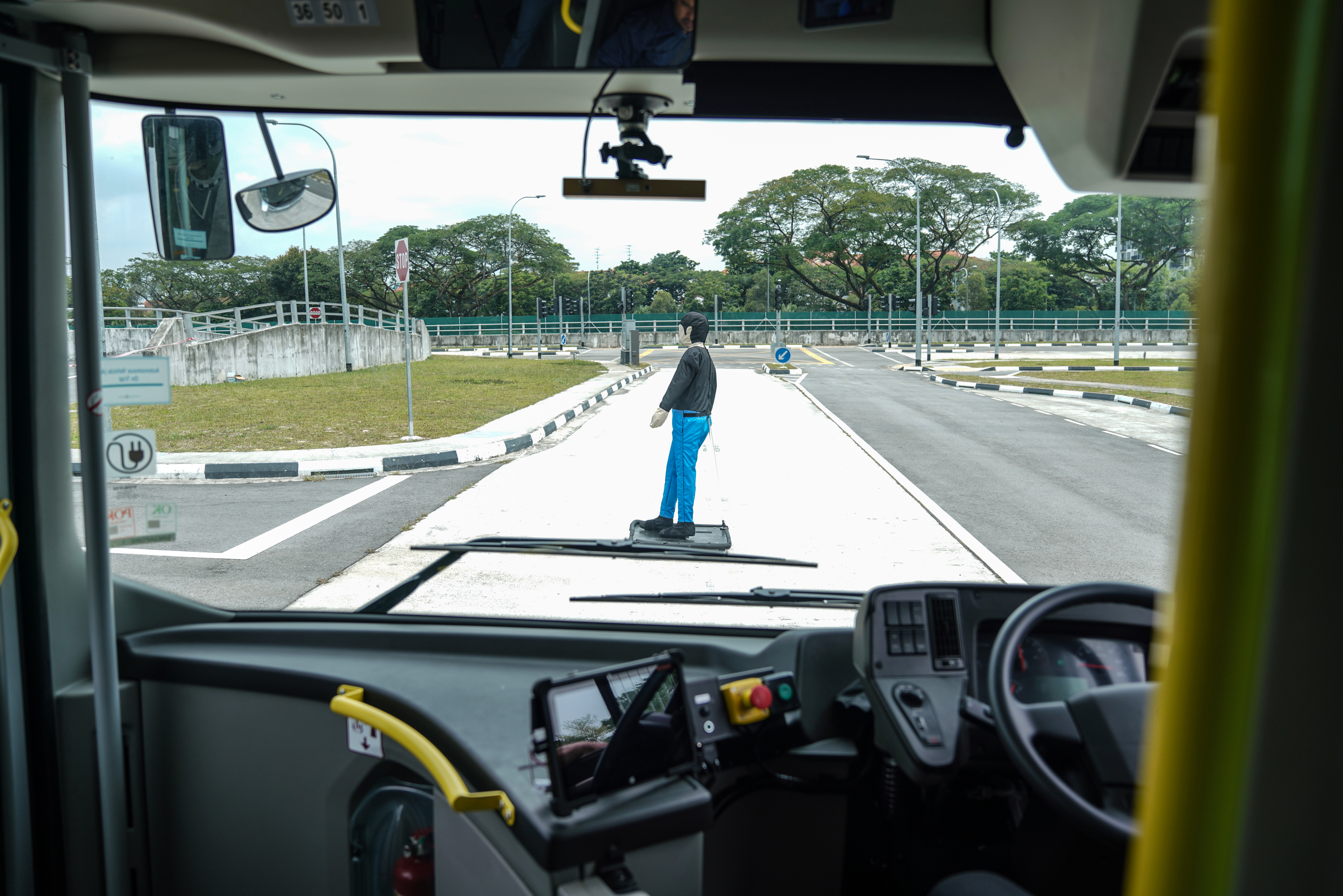 Το Volvo 7900 Electric εξοπλίζεται με το λογισμικό Volvo Autonomous Research Platform, το οποίο ελέγχει τις βασικές λειτουργίες του οχήματος, όπως το σύστημα GPS και το πλήθος αισθητήρων.