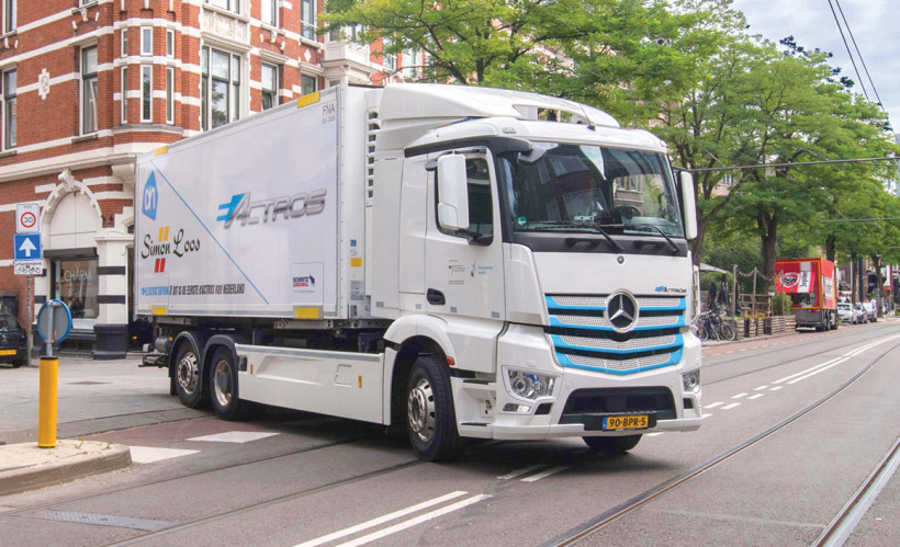 Το τριαξονικό Mercedes-Benz eActros της DB Schenker, μεταφέρει καθημερινά παλεταρισμένο φορτίο στο κέντρο της Λειψίας.