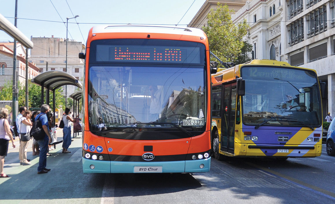 Προσεγγίζοντας τη στάση της Πανεπιστημίου.