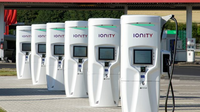  Κάθε ένας από τους φορτιστές των 350 kW της Tritium που λειτουργούν στη Γερμανία (έξι φορτιστές ανά σταθμό), είναι σε θέση να φορτίσει μερικώς τις μπαταρίες μέσα σε μόλις πέντε λεπτά.