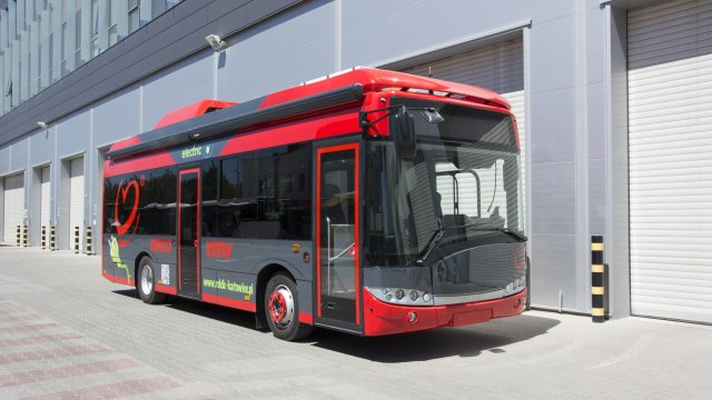 Το Solaris Urbino 8.9 LE electric διαθέτει στόρια στις γυάλινες επιφάνειες και εξωτερικά τη σκίαση αναλαμβάνουν τέντες.