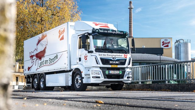 Ο ηλεκτροκινητήρας του MAN eTruck, αποδίδει ισχύ 250 kW (335 ίππων) και ροπή 2.700 Nm. Η κίνηση μεταφέρεται στον πίσω άξονα μέσω του κεντρικού άξονα, χωρίς κιβώτιο ταχυτήτων. Το προς το παρόν πρωτότυπο φορτηγό (υπολογίζεται να περάσει στην παραγωγή το 2021) υπόσχεται μέγιστη αυτονομία 200 χλμ.