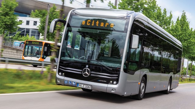 Το eCitaro «φοράει» φαρδύτερα ελαστικά από το αντίστοιχο ντίζελ, στρίβει το ίδιο γρήγορα, και ξεπερνάει ανωφέρειες άνω του 20% σε κλίση με χαρακτηριστική άνεση.