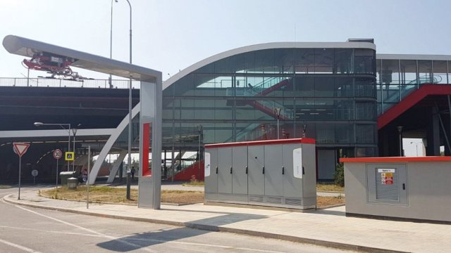Το Heliox OC των 450 KW υιοθετεί μια ανεστραμμένη λύση παντογράφου, όπου ένα υπέρυθρο σήμα ενεργοποιεί τη διαδικασία φόρτισης, που διαρκεί λίγα μόλις λεπτά.