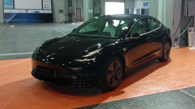 Το Tesla Model 3 τη στιγμή που προσέρχεται στον εκθεσιακό χώρου του συνεδρίου, στο Helexpo Maroussi.