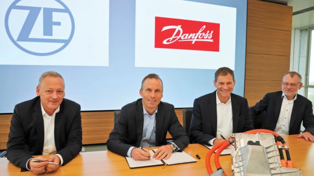 Από αριστερά: Harald Deiss (Επικεφαλής ZF Business Unit Electronic Systems), Jörg Grotendorst (Επικεφαλής ZF Division E-Mobility), Kim Fausing (CEO Danfoss Group) και Claus A. Petersen (Επικεφαλής Danfoss Silicon Power).