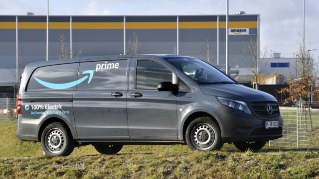 Ένα από τα δέκα ολοκαίνουργια eVito Van της Amazon.