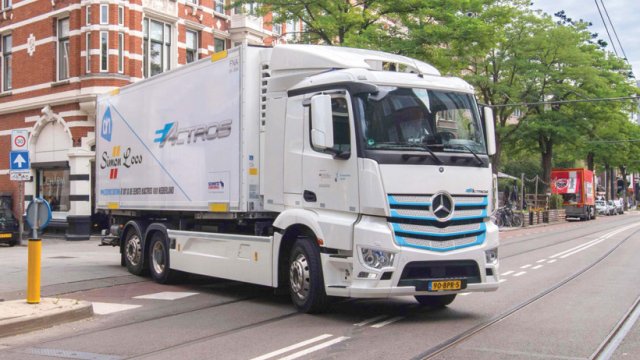Το τριαξονικό Mercedes-Benz eActros της DB Schenker, μεταφέρει καθημερινά παλεταρισμένο φορτίο στο κέντρο της Λειψίας.