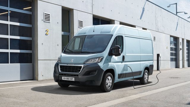 Πλήθος επιλογών φόρτισης για το Peugeot eBoxer, με την όλη διαδικασία να απλοποιείται χάρη στην υπηρεσία «Easy-Charge» και το λεγόμενο «Free2Move Services», μέσω του οποίου ο οδηγός έχει πρόσβαση σε ένα πανευρωπαϊκό δίκτυο 195.000 σταθμών φόρτισης, κάνοντας χρήση της σχετικής εφαρμογής από το κινητό του τηλέφωνο.