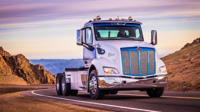 Ηλεκτρικό Peterbilt στην κορυφή του Πάικς Πικ