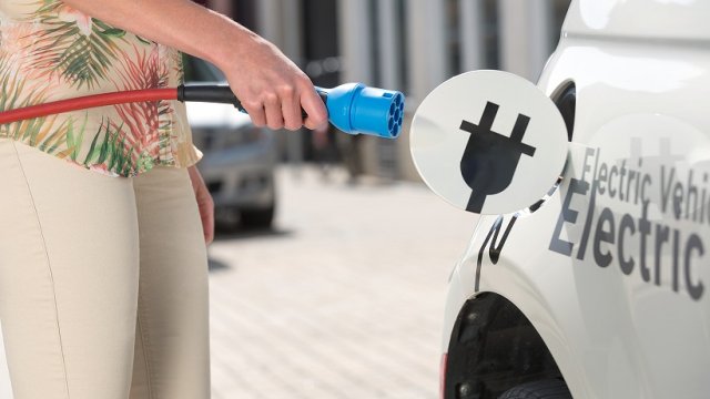 Αργούν τα σχέδια φόρτισης ηλεκτροκίνητων στους Δήμους