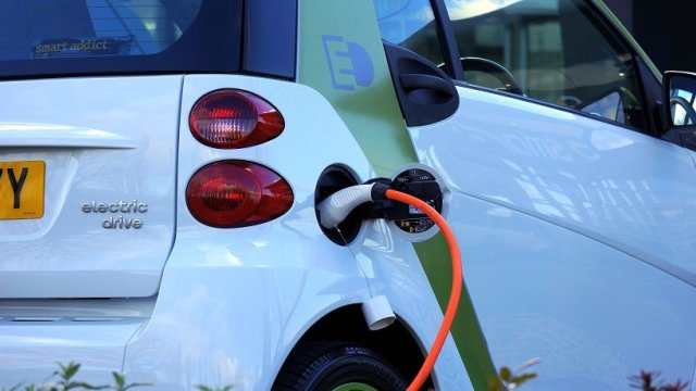 Τα σχέδια των δήμων για τους φορτιστές ηλεκτρικών οχημάτων