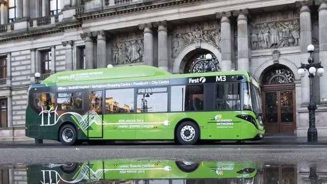 Θα χρησιμοποιηθούν φορτιστές και ειδικό λογισμικό που θα εκτιμά πότε είναι η καλύτερη στιγμή για πλήρη φόρτιση, ώστε να μην υπάρχει δυσανάλογη επιβάρυνση του ηλεκτρικού δικτύου της περιοχής.