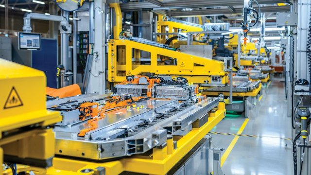 Mercedes-Benz: Στήνει 9 εργοστάσια για μπαταρίες
